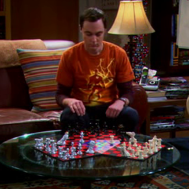 Sheldon Cooper joue aux échecs